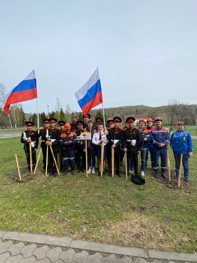 Посадки лип в городском парке с кадетами.jpg