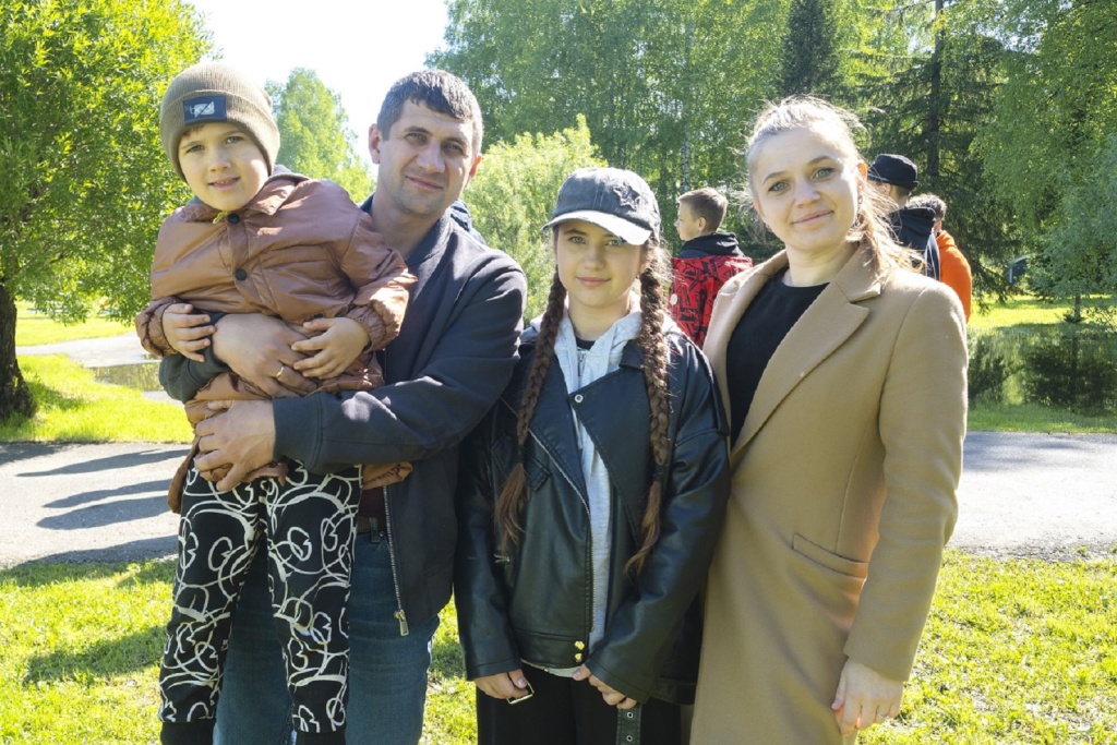Семья Алексея Лунина, начальника цеха погрузки ОФ Междуреченская Семья_Алексея_Лунина,_начальника_цеха_погрузки_ОФ_Междуреченска.jpg