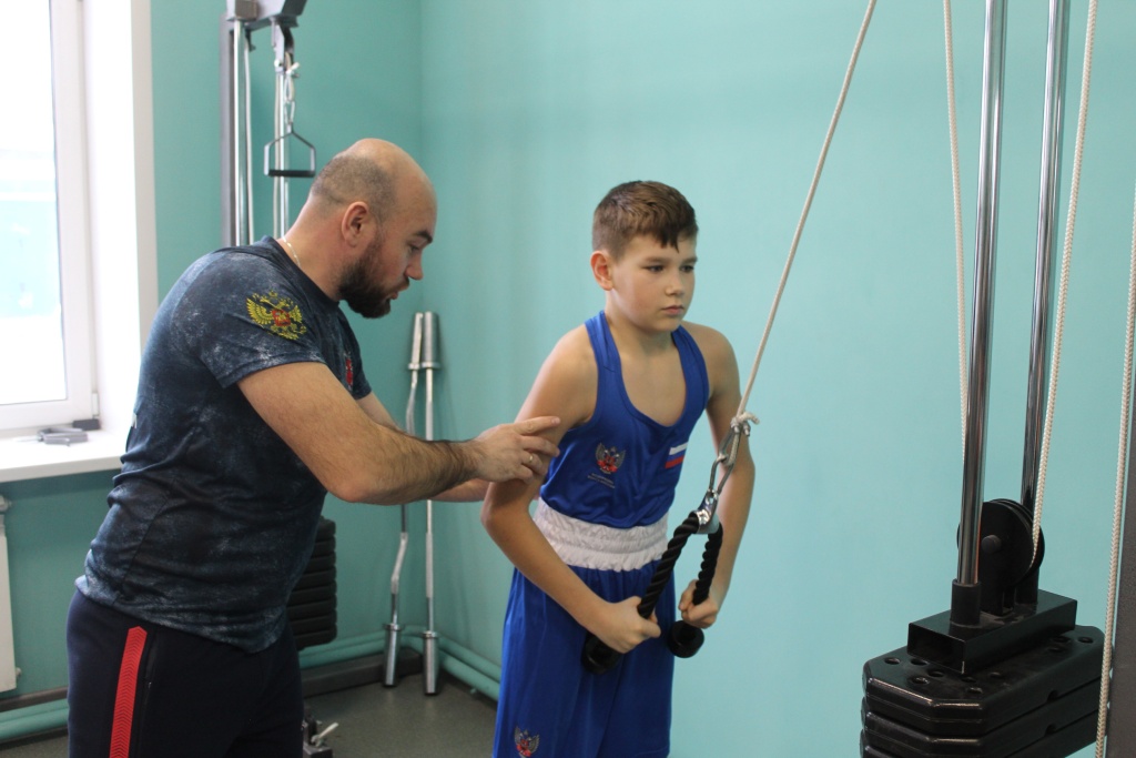 Владислав Макарцев дополняет тренировки для боксеров силовыми упражнениями.JPG