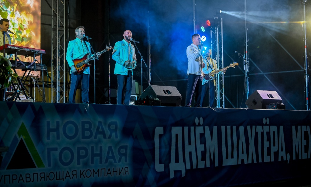 Жители Междуреченска подпевали исполнителям белорнусского ансамбля Песняры.jpg
