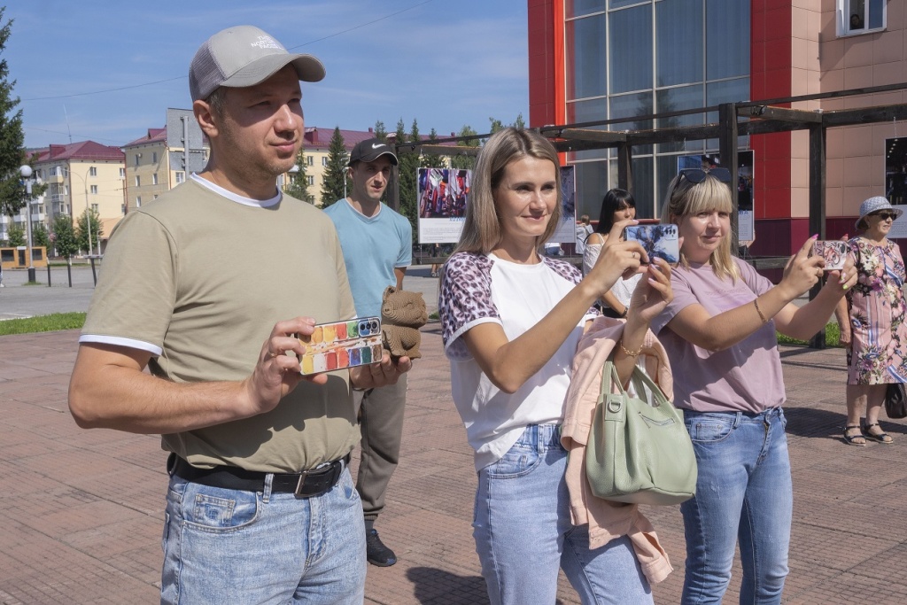 Гостями_торжественного_открытия_стали_родные_и_коллеги_героев_выставки.jpg