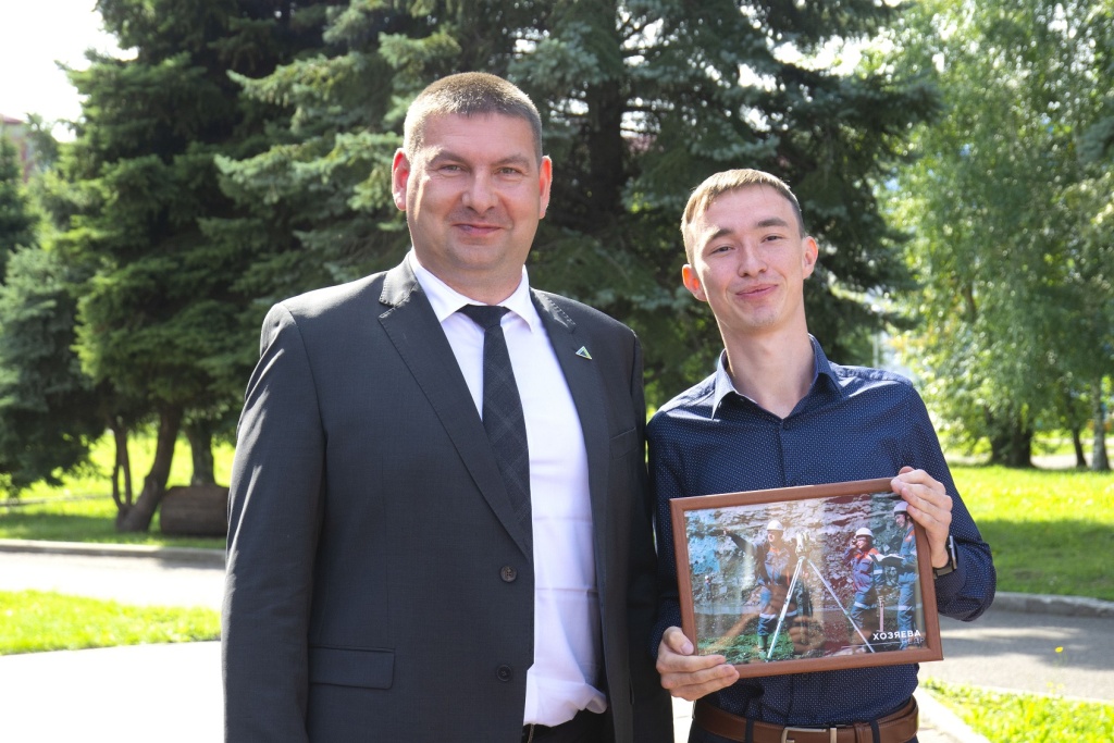 На_память_участникам_фотосессии_вручили_миниверсии_снимков_На_фото.jpg